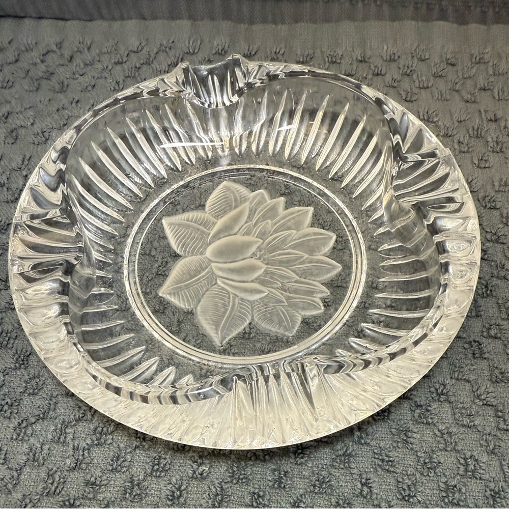 Vintage Clear Etched Cut Crystal
Ashtray Frosted Lotus Flower
5.75in X 0.75 inch
